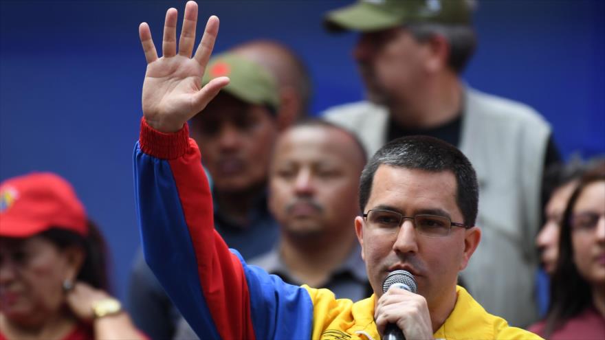 El canciller de Venezuela, Jorge Arreaza, pronuncia un discurso ante una manifestación en la plaza Bolívar de Caracas, 27 de abril de 2019. (Foto: AFP)