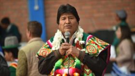 Morales sigue líder en sondeos mientras desciende la oposición
