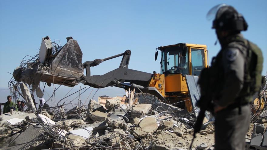 Excavadora israelí destruye la casa de un palestino en Al-Quds (Jerusalén).
