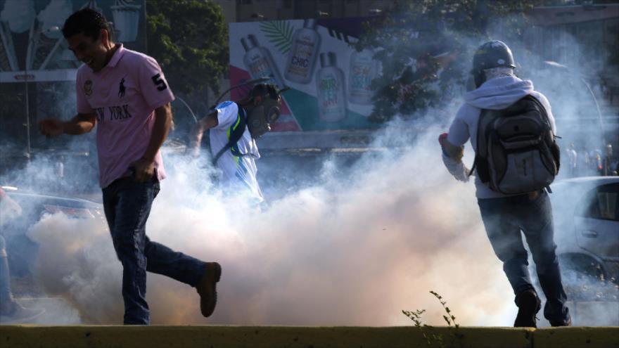 Rebeldes venezolanos en medio de un intento de golpe de Estado, Caracas (capital), 30 de abril de 2019. (Foto: AFP)