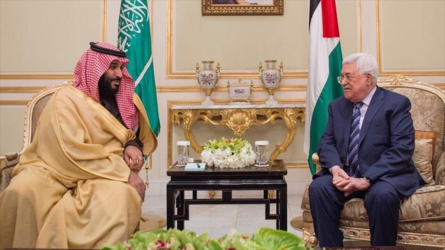 El presidente palestino, Mahmud Abás (dcha.), junto al príncipe heredero saudí, Muhamad bin Salman Al Saud, en Riad, la capital de Arabia Saudí.