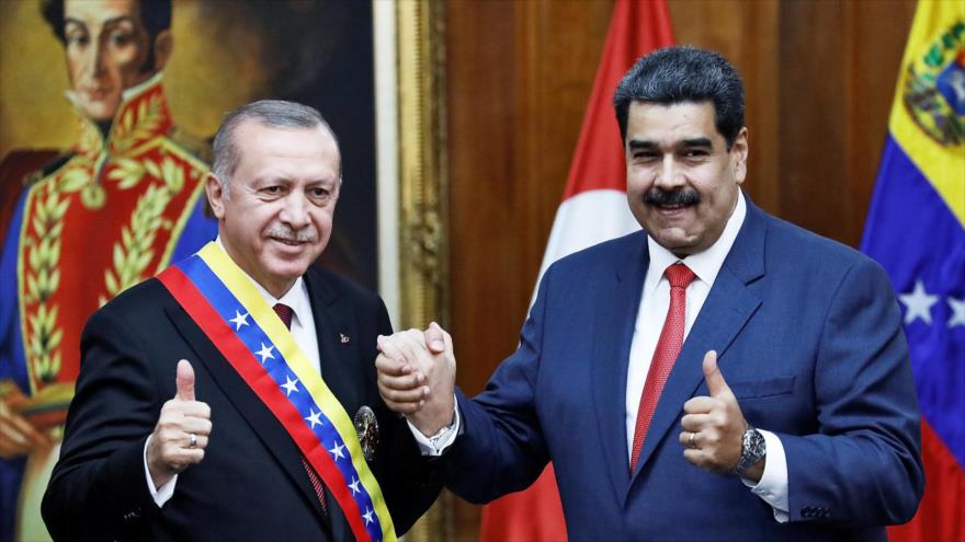 El presidente turco, Recep Tayyip Erdogan (izq.), y su par venezolano, Nicolás Maduro, Caracas, 3 de diciembre de 2018.