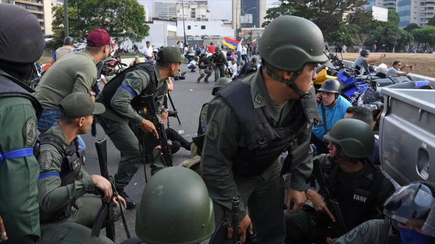 Varios efectivos de la FANB intervienen en Caracas para restablecer el orden público tras haberse producido el intento de golpe de Estado en Venezuela. (Foto: AFP)