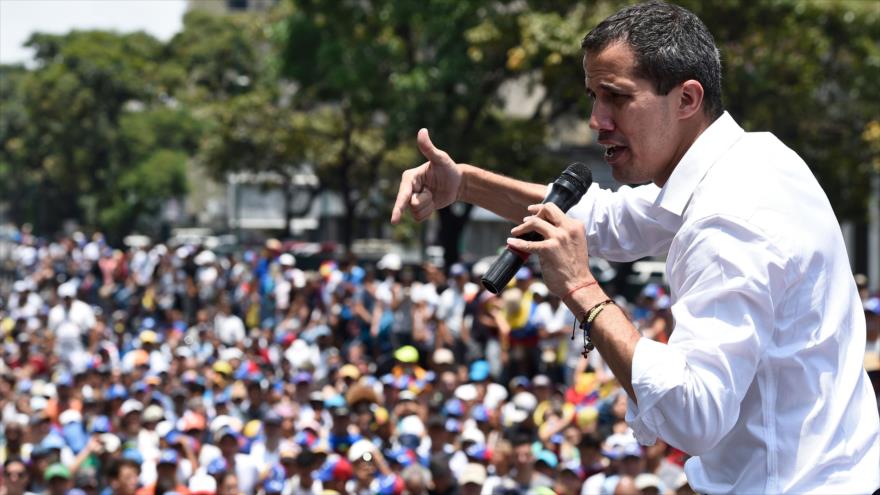 El líder opositor venezolano, Juan Guaido, pronuncia un discurso ante sus seguidores en Caracas, 1 de mayo de 2019. (Foto: AFP)