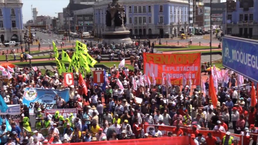 Peruanos claman por aumento de sueldo y mejores pensiones