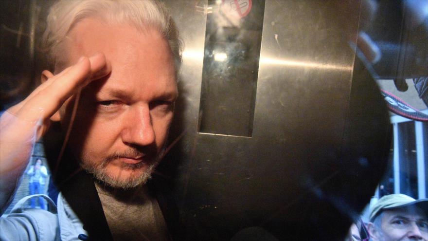 El fundador de WikiLeaks, Julian Assange, hace un gesto desde la ventana de una furgoneta de la prisión en Londres, 1 de mayo de 2019. (Foto: AFP)