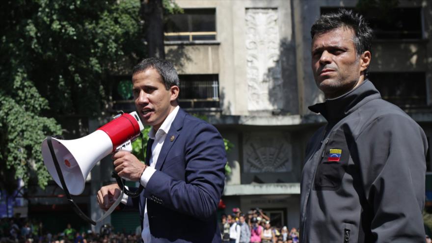 Los opositores venezolanos Leopoldo López (drcha.) y Juan Guaidó en un mitin en Caracas, 30 de abril de 2019. (Foto: AFP)