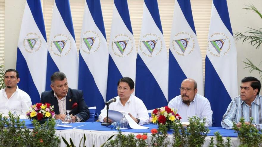 El canciller de Nicaragua, Denis Moncada (centro), ante la mesa de negociación con la oposición, 2 de mayo de 2019.