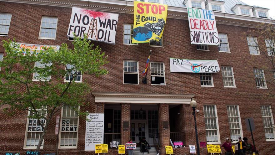 Activistas estadounidenses en la embajada de Venezuela en Washington.
