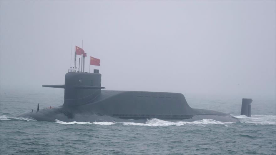 Un submarino nuclear chino de clase Jin tipo 094 participa en un desfile naval en la provincia de Shandong (este), 23 de abril de 2019. (Foto de AFP)