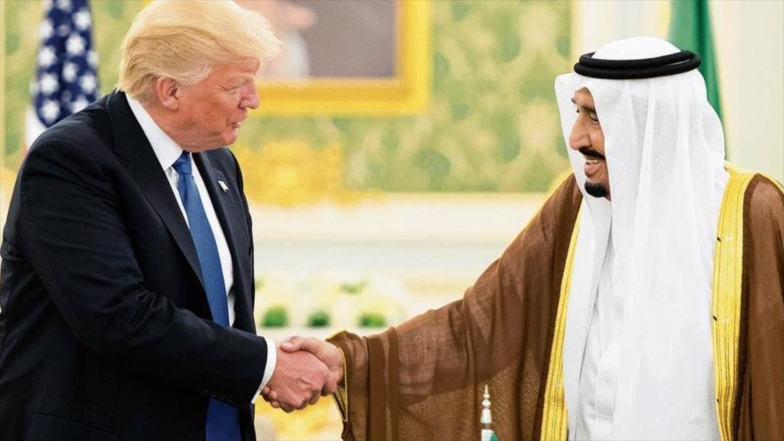 El presidente de EE.UU., Donald Trump (izqd.) y el rey de Arabia Saudí, Salman bin Abdulaziz Al Saud, en Royal Court Riad, 20 mayo de 2017. 