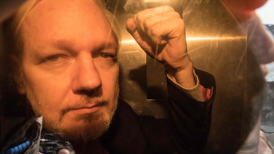El fundador de WikiLeaks, Julian Assange, hace un gesto desde la ventana de una furgoneta de la prisión en Londres, 1 de mayo de 2019. (Foto: AFP)

