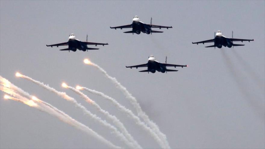 Cazas Sujoi Su-27 de la Fuerza Aérea rusa en una maniobra militar.