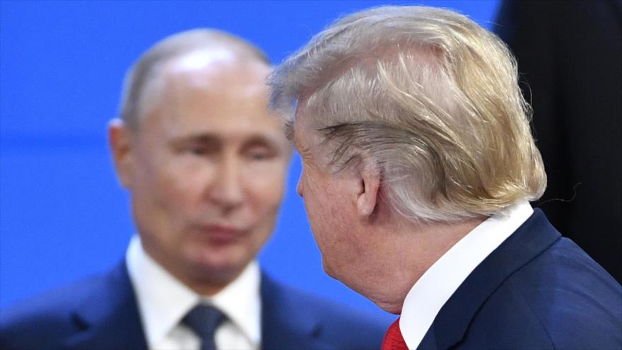 El presidente de EE.UU., Donald Trump, mira a su par ruso, Vladimir Putin, durante un acto en Argentina, 30 de noviembre de 2018. (Foto: AFP)