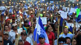 Hondureños marchan contra la corrupción de su presidente