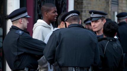 Policía británica detiene y registra “40 veces más” a los negros