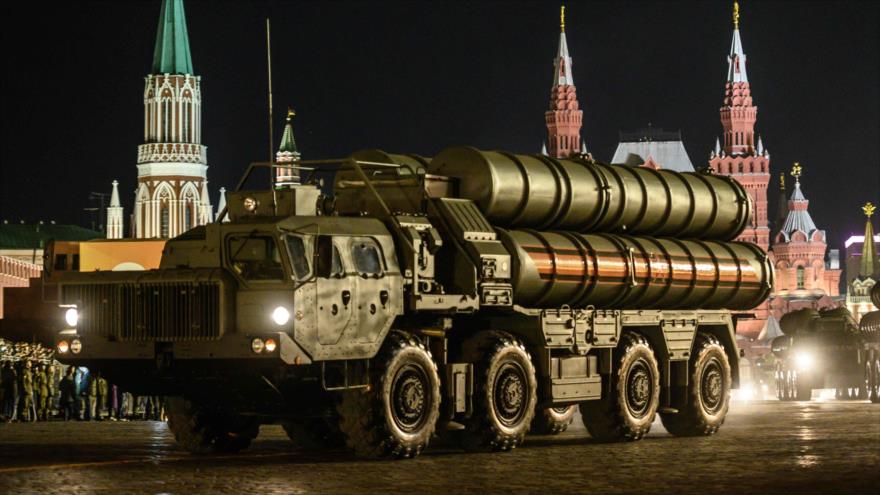 Baterías de sistemas antimisiles rusos S-400 durante un desfile en Moscú, 4 de mayo de 2019. (Foto: AFP)