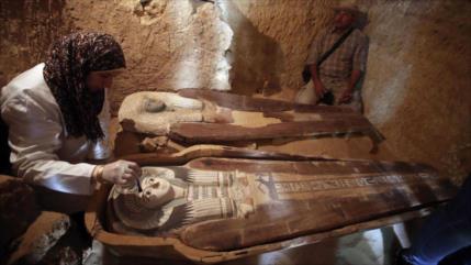 Arqueólogos encuentran 3 tumbas bajo las pirámides de Giza
