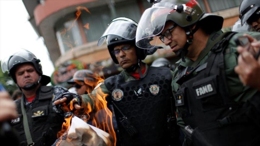 Vídeo: Militares venezolanos queman carta de Guaidó | HISPANTV