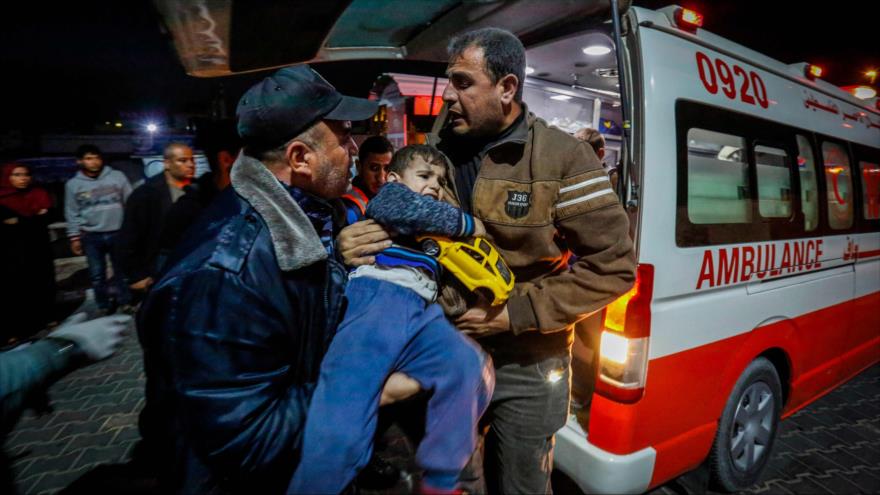 Palestinos llevan a un niño herido a un hospital en el norte de la Franja de Gaza, luego de bombardeos israelíes, 5 de mayo de 2019. (Foto: AFP)
