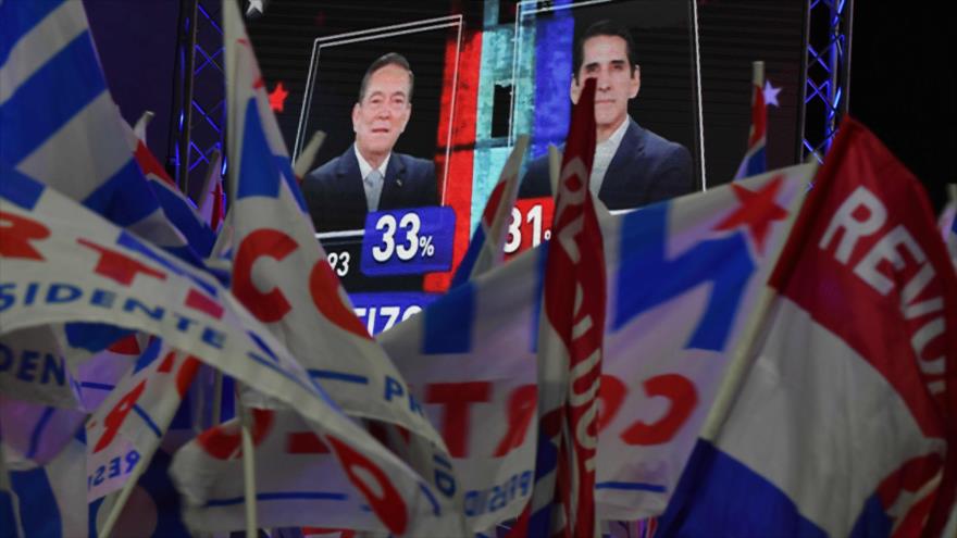 Partidarios del candidato presidencial panameño Laurentino Cortizo (izq.) esperan resultados del recuento de votos, Ciudad de Panamá, 5 de mayo de 2019. (Foto: AFP)
