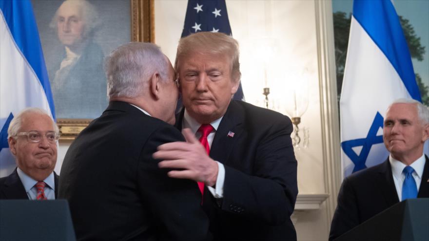 El presidente de EE.UU., Donald Trump (dcha.), abraza al premier israelí, Benjamín Netanyahu, Casa Blanca, Washington, 25 de marzo de 2019. (Foto: AFP)