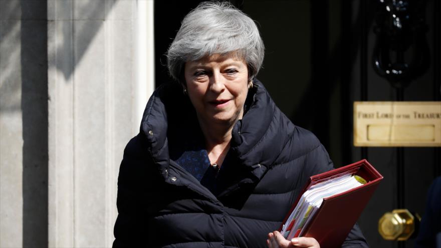 La primera ministra británica, Theresa May, sale de su residencia en el número 10 de Downing Street en Londres, capital, 1 de mayo de 2019. (Foto: AFP)