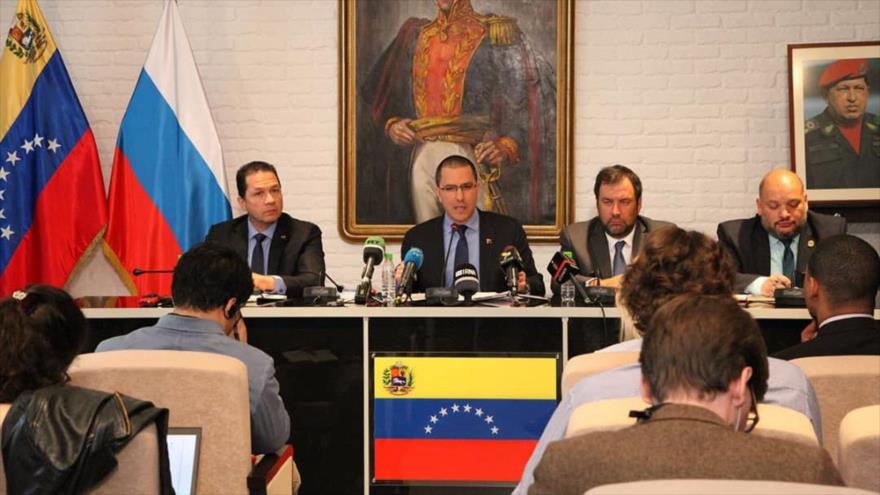 Canciller de Venezuela critica desde Rusia hostilidades de EEUU