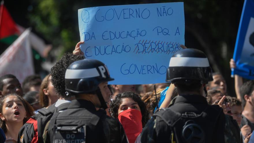 Estudiantes brasileños se manifiestan contra ajustes de Bolsonaro