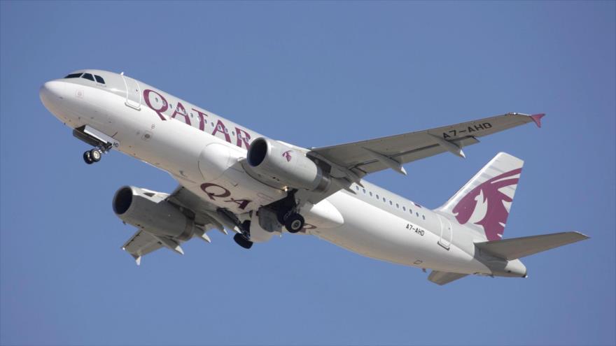 Un avión de la aérolinea oficial de Catar, Qatar Airways en pleno vuelo.