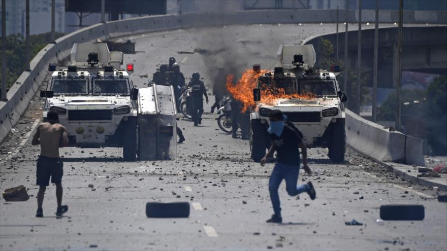 Los golpistas atacan los vehÃ­culos blindados de las Fuerzas Armadas de Venezuela, 30 de abril de 2019. (Foto: AFP)