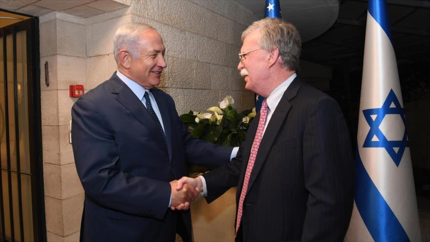 El asesor de Seguridad Nacional de EE.UU., John Bolton (dcha.), y el premier israelí, Benjamín Netanyahu, en Al-Quds (Jerusalén), 19 de agosto de 2018.