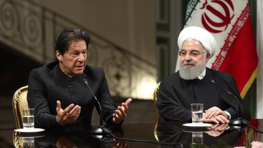El premier paquistaní, Imran Jan, y el presidente iraní, Hasan Rohani, en una rueda de prensa,Teherán, 22 de abril de 2019. (Foto: President.ir)