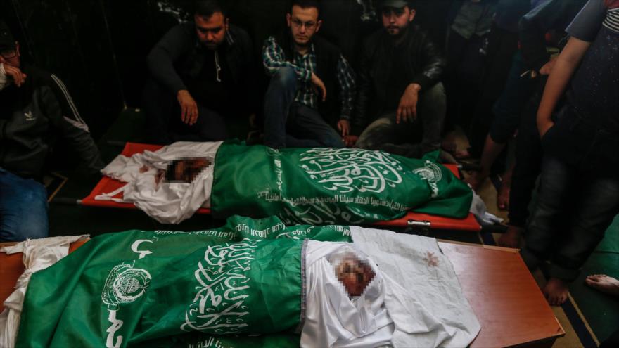 Dolientes se reúnen alrededor de los cuerpos de los palestinos que murieron en ataques israelíes en el norte de Gaza, 6 de mayo de 2019. (Foto: AFP)