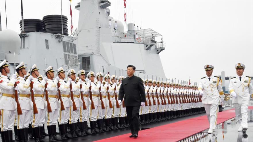 El presidente chino, Xi Jinping, inspecciona a las fuerzas del Ejército Popular de Liberación de China a bordo del destructor Xining.