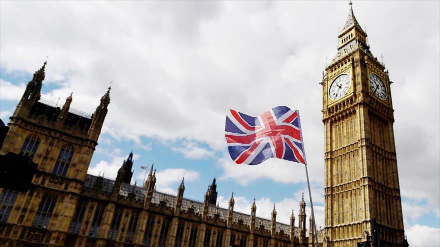 La bandera nacional británica, enarbolada cerca de la torre Elizabeth en Londres, capital británica.