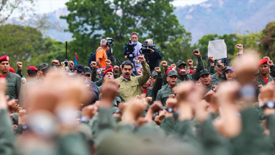 El presidente de Venezuela, Nicolás Maduro (C), habla con los militares durante un mitin, 30 de enero de 2019. (Foto: AFP)