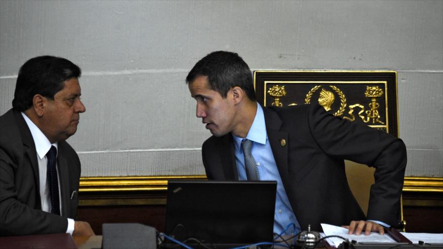 El golpista venezolano, Juan Guaidó (dcha.), habla con el vicepresidente de la Asamblea Nacional, Edgar Zambrano, Caracas, 6 de marzo de 2019. (Foto: AFP)