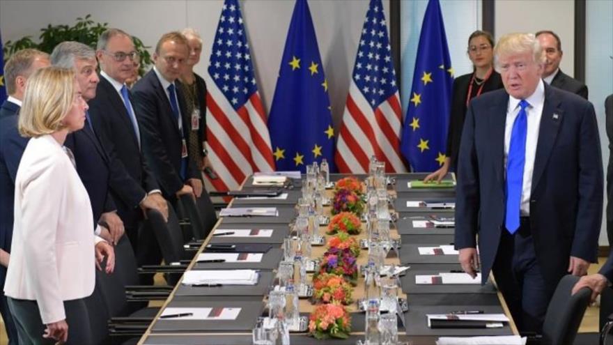 Presidente de EE.UU., Donald Trump (dcha.) en una reunión con funcionarios de la UE, entre ellos, Federica Mogherini, Bruselas, 25 de mayo de 2017.