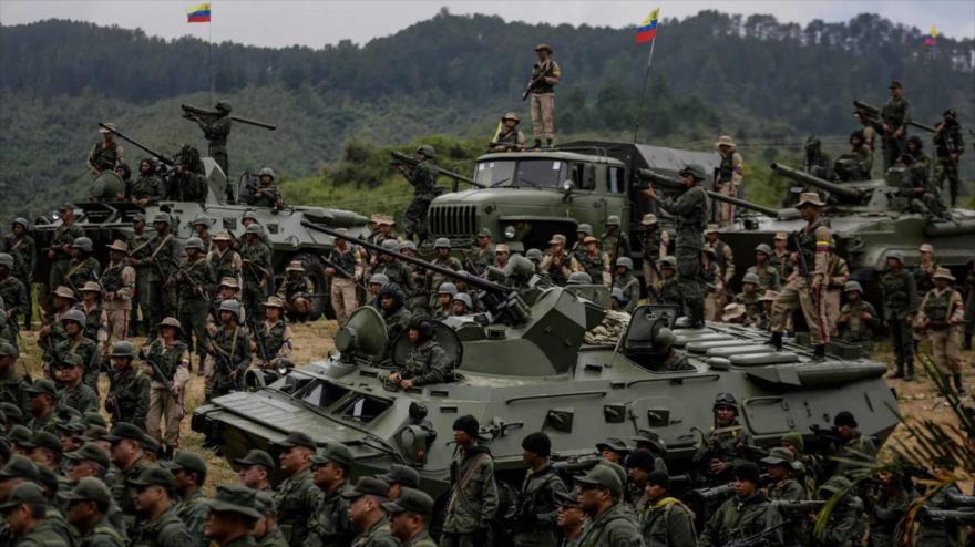 Efectivos de la Fuerza Armada Nacional Bolivariana (FANB) de Venezuela durante un ejercicio militar.