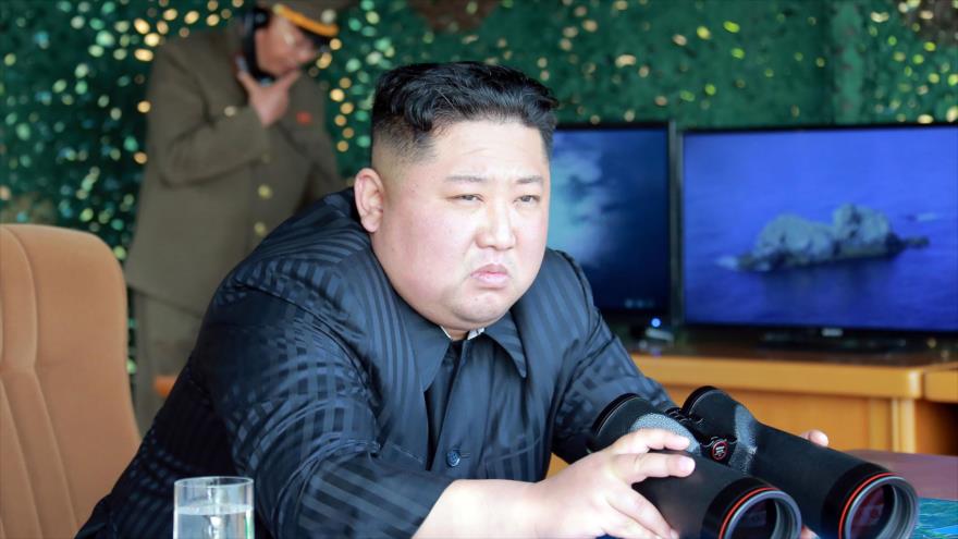 El líder norcoreano, Kim Jong-Un, supervisando un “simulacro de ataque” en una ubicación desconocida, 4 de mayo de 2019. (Fuente: AFP)
