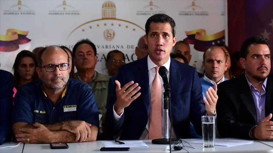 El autoproclamado “presidente interino” de Venezuela, Juan Guaidó (C) en una rueda de prensa en Caracas, la capital, 9 de mayo de 2019. (Foto: AFP)