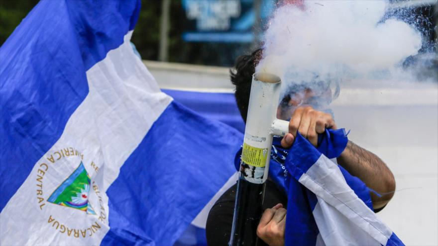 Un manifestante dispara un cohete en una protesta contra el presidente nicaragüense, Daniel Ortega, Managua, 19 de abril de 2019. (Foto: AFP)