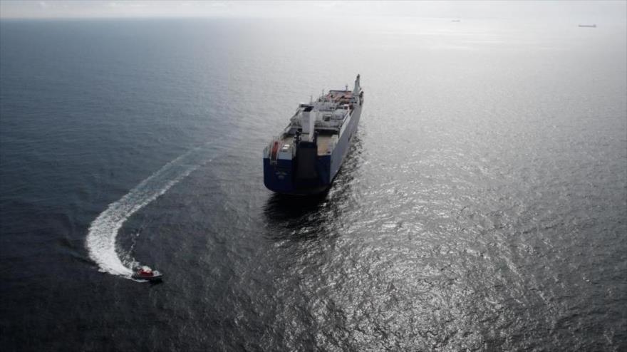 Una lancha patrullera francesa navega junto a barco saudí Bahri-Yanbu, cerca de puerto de El Havre, Francia, 10 de mayo de 2019. (Foto: Reutres)