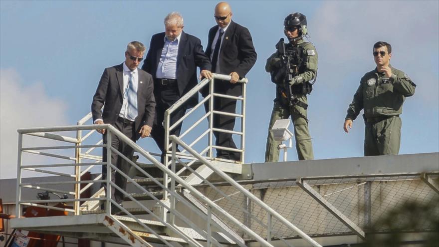 El expresidente brasileño Luiz Inácio Lula da Silva llega a la sede de la Policía Federal de Brasil, 2 de marzo de 2019.