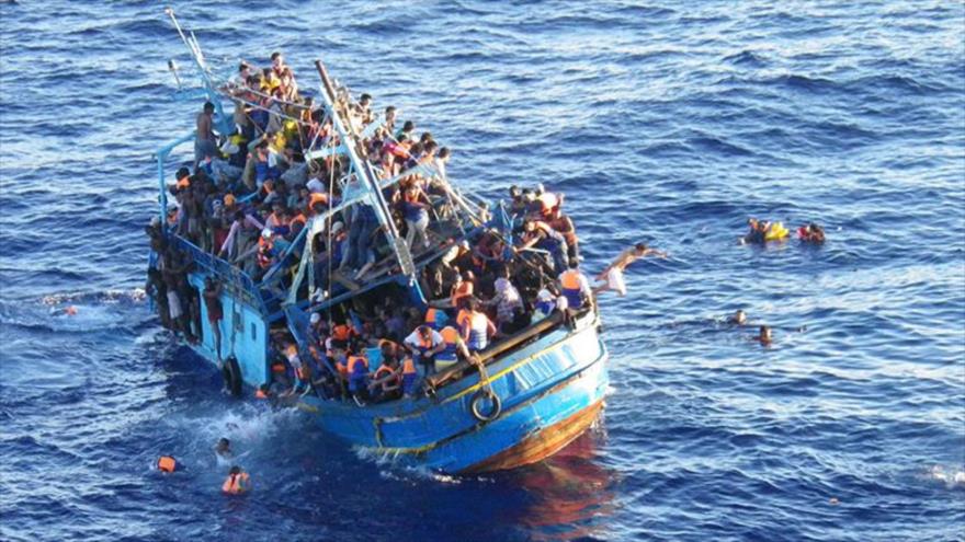 Una embarcación con migrantes en el mar del Mediterráneo.