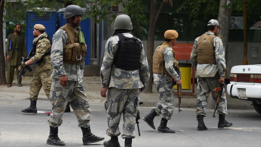 Fuerzas seguridad afganas bloquean la calle durante un ataque de los talibanes en Kabul (capital de Afganistán), 8 de mayo de 2019. (Foto: AFP)