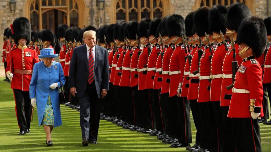 La reina Isabel II camina junto al presidente de EE.UU., Donald Trump, ante la guardia real en Londres, 13 de julio de 2018. (Foto: AFP)