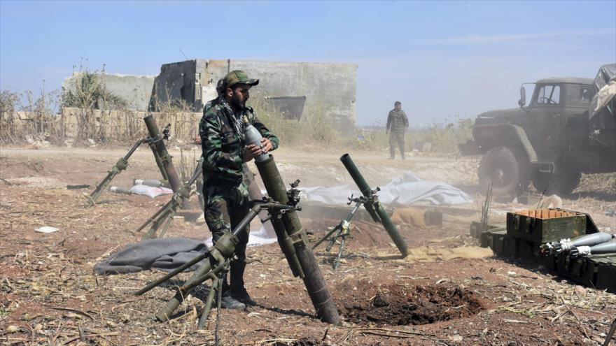 Soldados sirios se preparan para lanzar un mortero contra los terroristas en la aldea de Kfar Nabuda, en el campo de la provincia de Hama, 11 de mayo de 2019.