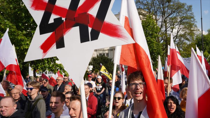 Polacos protestan contra la ley 447 de EE.UU. para forzar a otros países a compensar a “supervivientes del Holocausto”, 11 de mayo de 2019. (Foto: AFP)